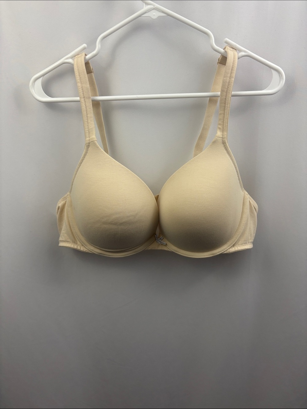 Cacique Womens Boost Plunge Bra Size 44B Underwire Beige Padded Adjustable Strap
